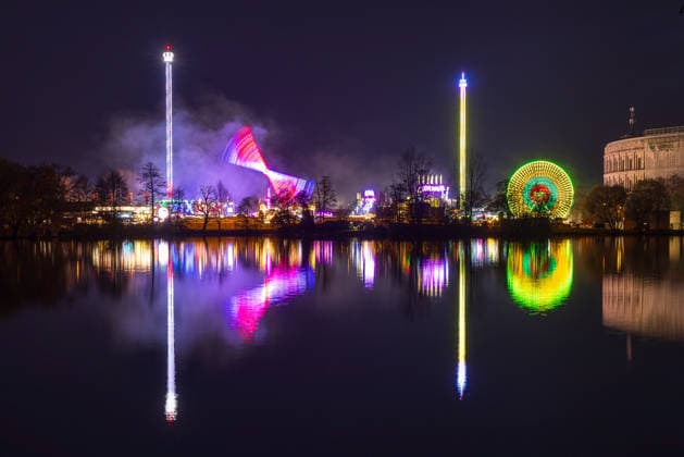 News Bilder des Tages Nürnberger Volksfest bei Nacht, Nürnberg, 10.04.2026 Blick über den Dutzendteich auf das Nürnberger Frühlingsfest bei Nacht. Beleuchtete Fahrgeschäfte auf dem Volksfestplatz spiegeln sich im Wasser, rechts ist die Kongresshalle am ehemaligen Reichsparteitagsgelände zu sehen Nürnberg Bayern Deutschland *** Nuremberg folk festival at night, Nuremberg, 10 04 2026 View over the Dutzendteich to the Nuremberg spring festival at night Illuminated rides on the fairground are reflected in the water, on the right you can see the congress hall at the former Nazi Party Rally Grounds Nuremberg Bavaria Germany 20260410-286A3647-M4000