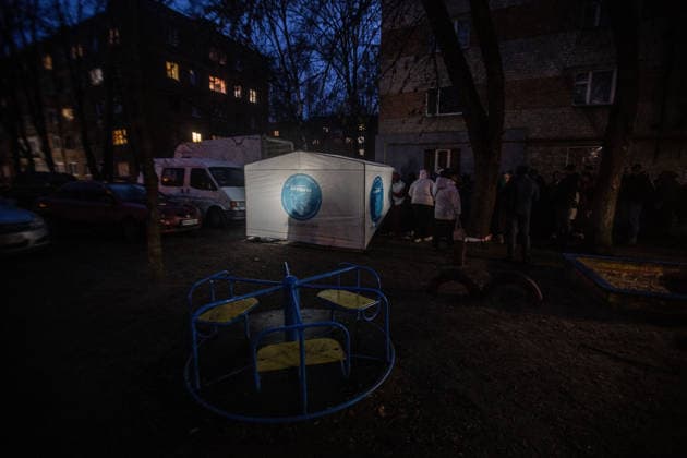 News Bilder des Tages Russia s drone attack on Ukraine s Sumy SUMY, UKRAINE - APRIL 10: A tent set up by the Proliska organisation provides assistance to those affected by a drone attack in the city of Sumy, Ukraine, on April 10, 2026. Francisco Richart Anadolu Sumy Ukraine. Editorial use only. Please get in touch for any other usage.  Copyright: x2026xAnadoluxFranciscoxRichartx