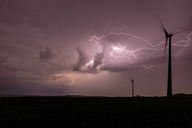 Gewitter in der NAcht vom 09.04. auf den 10.04.2026 in Ense Ein Kaltfrontdruchzug hat in vielen Teilen von NRW für eine nächtliche Blitzshow gesorgt, wie hier im Sauerland. *** Thunderstorms in the night from 09 04 to 10 04 2026 in Ense A cold frontal passage caused a nightly lightning show in many parts of NRW, like here in the Sauerland region Copyright: xx xChantalxAndersx