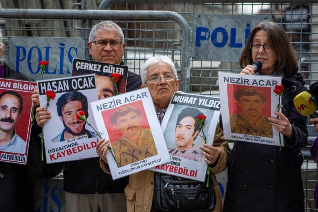 News Bilder des Tages April 11, 2026, Istanbul, Istanbul, Turkey: Relatives of the disappeared and human rights activists gather in front of police barricades during the 1098th weekly vigil of the Saturday Mothers in Istanbul on April 11, 2026. Demonstrators demanded truth and justice for Nezir Acar, who was allegedly detained and forcibly disappeared in Dargecit in 1992. Protesters called for an end to impunity, disclosure of his fate, and prosecution of those responsible. Istanbul Turkey - ZUMAt171 20260411_zip_t171_002 Copyright: xAbdullahxTepelix