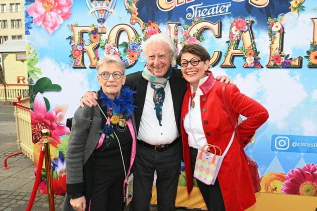 Swiss cabaret artist Emil Steinberger and his wife Niccel Steinberger r and company l come to the Cologne premiere of Circus Roncalli