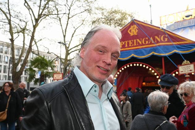 Andre Sarrasani comes to the Cologne premiere of Circus Roncalli
