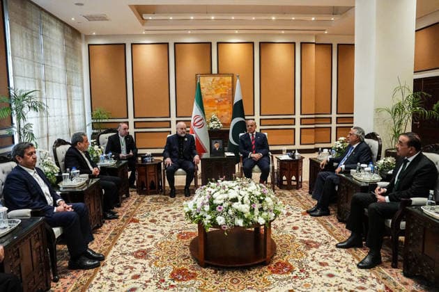 News Bilder des Tages Pakistani Premier Sharif holds talks with Iranian delegation ISLAMABAD, PAKISTAN - APRIL 11: (----EDITORIAL USE ONLY - MANDATORY CREDIT - IRANIAN FOREIGN MINISTRY HANDOUT - NO MARKETING NO ADVERTISING CAMPAIGNS - DISTRIBUTED AS A SERVICE TO CLIENTS----) Pakistan Prime Minister Muhammad Shehbaz Sharif meets with the Iranian Foreign Minister Abbas Araghchi, Speaker of the Iranian Parliament Mohammad Baqir Qalibaf and the other delegations on the sidelines of Islamabad Talks, in Islamabad, capital of Pakistan, on 11 April, 2026. Iranian Foreign Ministry Handout Anadolu Islamabad Pakistan. Editorial use only. Please get in touch for any other usage.  Copyright: x2026xAnadoluxIranianxForeignxMinistry Handoutx