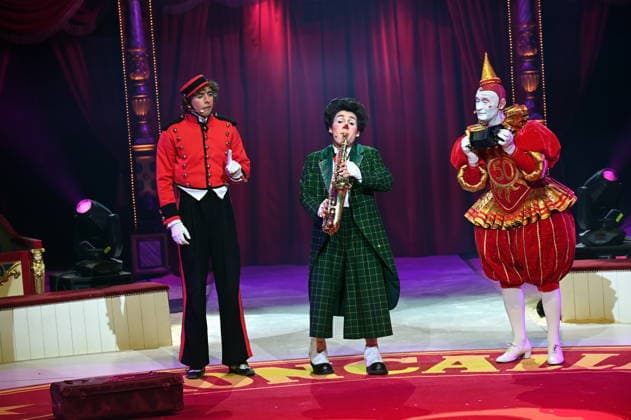 Clowns Kevinski Kevin Gorczynski Canutito Jr Alan Dereck and white clown Gensi Fulgenci Mestres performing in the ring at the Cologne premiere of Circus Roncalli