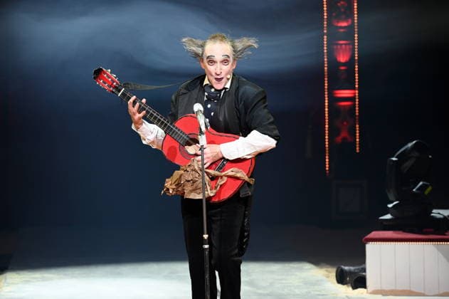 Clown Housch Ma Housch Semen Shuster performing in the ring at the Cologne premiere of Circus Roncalli