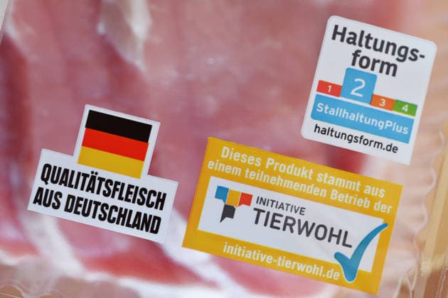 Label Qualitaetsfleisch aus Deutschland, Initiative Tierwohl und zur Haltungsform auf einer Plastikpackung mit Schweinefleisch. 09.04.2026 Deutschland *** Label Qualitaetsfleisch aus Deutschland, Initiative Tierwohl and on the form of rearing on a plastic pack of pork 09 04 2026 Germany