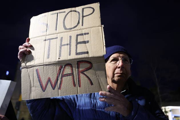 News Bilder des Tages Protests held against US-Israel attacks in West Jerusalem JERUSALEM - APRIL 11: Dozens of Israelis carrying placards and banners gather at Paris Square to protest the ongoing attacks by the US and Israel on Iran and Lebanon, calling for an end to the war in West Jerusalem, on April 11, 2026. Demonstrators also chanted slogans against Israeli Prime Minister Benjamin Netanyahu. Saeed Qaq Anadolu Jerusalem Israel. Editorial use only. Please get in touch for any other usage.  Copyright: x2026xAnadoluxSaeedxQaqx