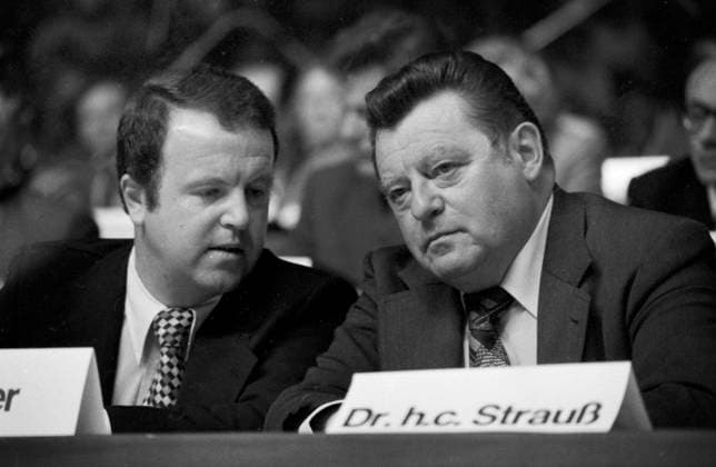 Gerold Tandler und Franz Josef Strauß nehmen am CSU Wahlkongress teil. Das Foto zeigt sie in der Olympiahalle München. Deutschland, 1976 München Bayern Deutschland *** Gerold Tandler and Franz Josef Strauss take on CSU Election Congress Part the Photo shows you in the Olympiahalle Munich Germany, 1976 Munich Bavaria Germany Copyright: xUnitedxArchivesx xSvenxSimonxArchive SVS_94010004754