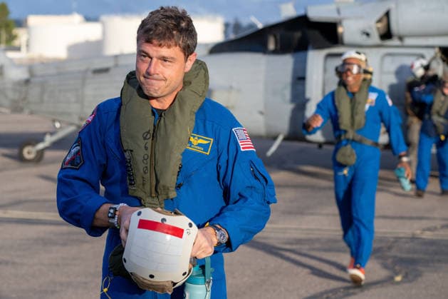 News Bilder des Tages #2 Artemis II NASA astronaut Reid Wiseman, commander, is seen after being flown from USS John P. Murtha to Naval Air Station North Island on Navy MH-60 Seahawks from Helicopter Sea Combat Squadron (HSC) 23, on Saturday, April 11, 2026, following a splashdown in the Pacific Ocean off the coast of California at 5:07 p.m. PDT (8:07 p.m. EDT) on April 10. NASA s Artemis II mission took NASA astronauts Reid Wiseman, commander; Victor Glover, pilot; Christina Koch, mission specialist; and CSA (Canadian Space Agency) astronaut Jeremy Hansen, mission specialist on a 10-day journey around the Moon and back to Earth. NASA  WAX2026041134 KEEGANxBARBER