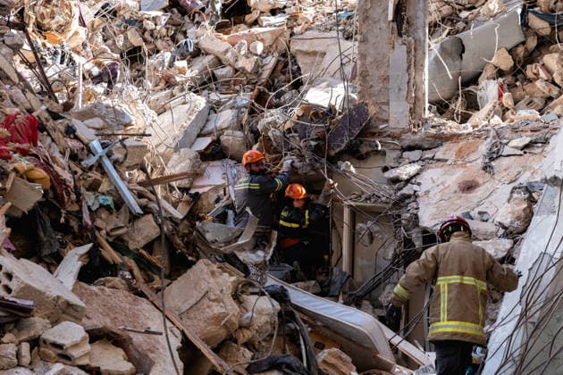News Bilder des Tages #2 Lebanon Beirut Ain El Mreisseh Strike Aftermath Lebanese emergency service members inspect a destroyed building in the residential neighborhood of Ain el Mreisseh near the seafront in Beirut, Lebanon, on April 11, 2026, after an Israeli strike on April 8 in which 17 people were killed at the site. The strikes were part of a wider wave of attacks that officials said hit more than 100 targets in 10 minutes, leaving more than 350 killed and wounding more than 1000 people across Lebanon. Beirut Beirut Lebanon Copyright: xManonxRocax