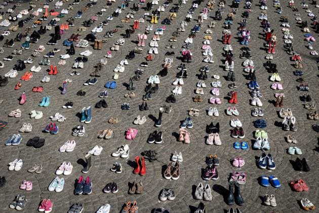 AMSTERDAM - Children s shoes on Dam Square during a memorial protest for child victims in Gaza. With this action, the organization Plant an Olive Tree aims to call for the more than 20,000 children not to be forgotten. RAMON VAN FLYMEN ANP netherlands out - belgium out  Copyright: xx x555613436x originalFilename: 555613436.jpg