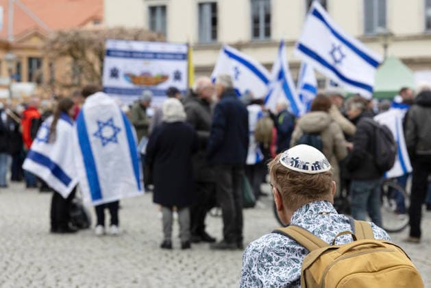 Anlaesslich einer zuerst geplanten und dann doch verbotenen Kundgebung unter dem Motto Kufiyas in Buchenwald haben sich mehrere Hundert Menschen am Sonntag (12.04.2026) zu einer Gegendemonstration auf dem Goetheplatz in Weimar versammelt. Eine Gruppe von Aktivisten der anti-israelischen Kampagne Kufiyas in Buchenwald hatte sich am Samstag nach eigenen Angaben zu einer Mahnwache auf dem Gelaende des ehemaligen NS-Konzentrationslagers Buchenwald bei Weimar versammelt, um gegen das Vorgehen Israels im Gazastreifen zu protestieren. Urspruenglich wollte das Buendnis aus Hamas-Anhaengern und linksextremistischen Gruppen am Sonntag anlaesslich der offiziellen Gedenkfeier zum 81. Jahrestag der Befreiung Buchenwalds dort demonstrieren, was ger Copyright: epd-bild Paul-PhilippxBraun 12042026-ppb-14