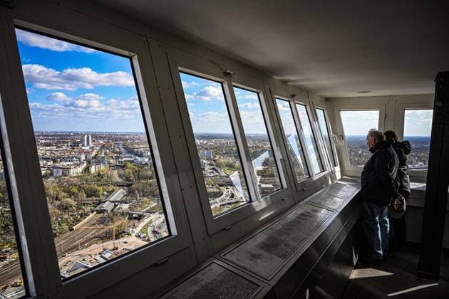 100 Jahre Berliner Funkturm am Messegelände ** NUR FÜR REDAKTIONELLE ZWECKE ** EDITORIAL USE ONLY **<p>3. September 1926: Eröffnung zur 3. Großen Deutschen Funkausstellung. Der höchste Turm Deutschlands wird als Wunder der Technik gefeiert. Flohr-Otis-Fahrstuhl rast mit 2,5 m s in die Höhe Rekord. Der Turm ist mmer noch ein echtes Technik-Highlight. Der Berliner Funkturm (umgangssprachlich als Langer Lulatsch bekannt) ist ein 146,7 Meter hoher Stahlfachwerkturm auf dem Messegelände im Berliner Ortsteil Westend und eines der Wahrzeichen der Stadt. Der vom Architekten Heinrich Straumer entworfene Sendeturm wurde 1926 zur 3. Großen Deutschen Funk-Ausstellung Berlin in Betrieb genommen und ist damit 43 Jahre älter als der Berl Copyright: MaurizioxGambarini doc85dz8kgr0rp13tlx286o ,EDITORIAL USE ONLY