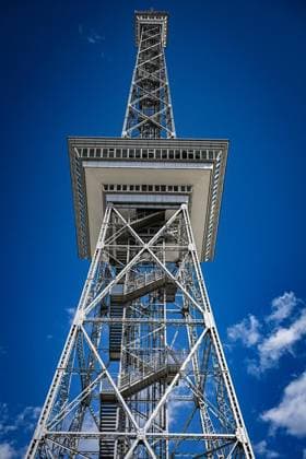 100 Jahre Berliner Funkturm am Messegelände ** NUR FÜR REDAKTIONELLE ZWECKE ** EDITORIAL USE ONLY **<p>3. September 1926: Eröffnung zur 3. Großen Deutschen Funkausstellung. Der höchste Turm Deutschlands wird als Wunder der Technik gefeiert. Flohr-Otis-Fahrstuhl rast mit 2,5 m s in die Höhe Rekord. Der Turm ist mmer noch ein echtes Technik-Highlight. Der Berliner Funkturm (umgangssprachlich als Langer Lulatsch bekannt) ist ein 146,7 Meter hoher Stahlfachwerkturm auf dem Messegelände im Berliner Ortsteil Westend und eines der Wahrzeichen der Stadt. Der vom Architekten Heinrich Straumer entworfene Sendeturm wurde 1926 zur 3. Großen Deutschen Funk-Ausstellung Berlin in Betrieb genommen und ist damit 43 Jahre älter als der Berl Copyright: MaurizioxGambarini doc85dz9cf1xl0wydy3l2u ,EDITORIAL USE ONLY