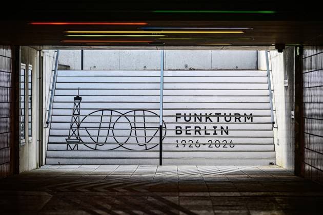 100 Jahre Berliner Funkturm am Messegelände ** NUR FÜR REDAKTIONELLE ZWECKE ** EDITORIAL USE ONLY **<p>3. September 1926: Eröffnung zur 3. Großen Deutschen Funkausstellung. Der höchste Turm Deutschlands wird als Wunder der Technik gefeiert. Flohr-Otis-Fahrstuhl rast mit 2,5 m s in die Höhe Rekord. Der Turm ist mmer noch ein echtes Technik-Highlight. Der Berliner Funkturm (umgangssprachlich als Langer Lulatsch bekannt) ist ein 146,7 Meter hoher Stahlfachwerkturm auf dem Messegelände im Berliner Ortsteil Westend und eines der Wahrzeichen der Stadt. Der vom Architekten Heinrich Straumer entworfene Sendeturm wurde 1926 zur 3. Großen Deutschen Funk-Ausstellung Berlin in Betrieb genommen und ist damit 43 Jahre älter als der Berl Copyright: MaurizioxGambarini doc85dz9es400yrddvnkzq ,EDITORIAL USE ONLY