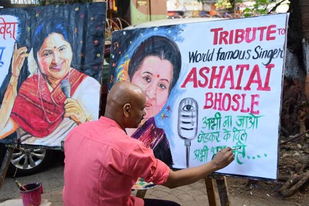 MUMBAI, INDIA - APRIL 12: Teacher at Gurukul School of Art creates a heartfelt painting in tribute to legendary playback singer Asha Bhosle, who passed away at the age of 92, on April 12, 2026 in Mumbai, India. Asha Bhosle breathed her last at Mumbai™s Breach Candy Hospital, where she had been admitted on Saturday evening due to extreme exhaustion and a chest infection. The hospital later said that the singer died after suffering multi-organ failure. (Photo by Bhushan Koyande Hindustan Times ) Indian Legendary Singer Asha Bhosle Dies At 92 After Brief Illness