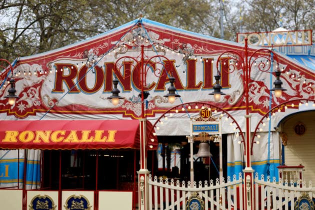 Das Zirkuszellt des Circus Theater Roncalli zu sehen auf dem Neumarkt. Circus Roncalli unter Zirkusdirektor Bernhard Paul ist einer der bekanntesten Zirkusse, die bewusst auf Tiere verzichten. (Themenbild, Symbolbild) Köln, 12.04.2026 NRW Deutschland *** The circus tent of Circus Theater Roncalli on display at Neumarkt Circus Roncalli under circus director Bernhard Paul is one of the best-known circuses that deliberately do without animals Theme image, symbolic image Cologne, 12 04 2026 NRW Germany Copyright: xChristophxHardtx