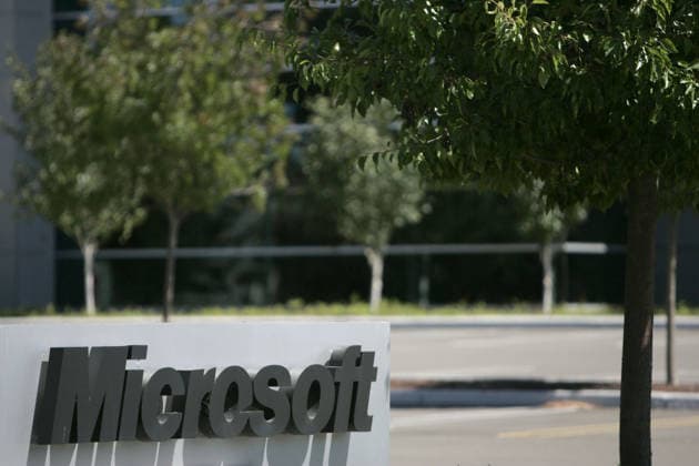 IMAGO History, 250 Jahre USA, Digitales Zeitalter: Entwicklung des Internets und Aufstieg von Silicon Valley Silicon Valley Jul 04, 2004; Silicon Valley, CA, USA; Microsoft. Silicon Valley, located on the San Francisco, California, peninsula, radiates outward from Stanford University. It is contained by the San Francisco Bay on the east, the Santa Cruz Mountains on the west, and the Coast Range to the southeast. Silicon Valley CA USA Copyright: xMikexFoxx