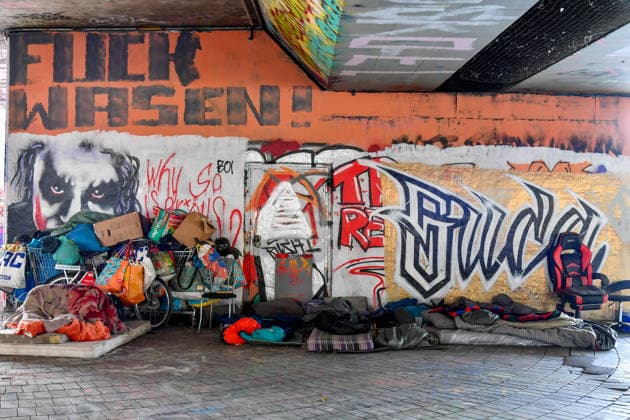 Deutschland, Baden-Wuerttemberg, Stuttgart 13.04.2026, Deutschland, GER, Baden-Wuerttemberg, Stuttgart, im Bild Themenbild, Graffiti, Joker, Street‘Art, Unterführung, Einkaufswagen, Matratze, Schlafsäcke, Obdachlosenlager, Müll, bunte Schriftzüge, Graffiti‘Wand, provokative Kunst, Gaming‘Stuhl, Chaos, Stadtansichten, Feature, Symbolbild Baden-Wuerttemberg *** Germany, Baden Wuerttemberg, Stuttgart 13 04 2026, Germany, GER, Baden Wuerttemberg, Stuttgart, in the picture theme picture, graffiti, joker, streetart, underpass, shopping cart, mattress, sleeping bags, homeless camp, garbage, colorful lettering, graffitiwall, provocative art, gamingchair, chaos, city views, feature, symbolic picture Baden Wuerttemberg Deutschland, Baden-Wuerttemberg, Stuttgart, 13.04.2026-1