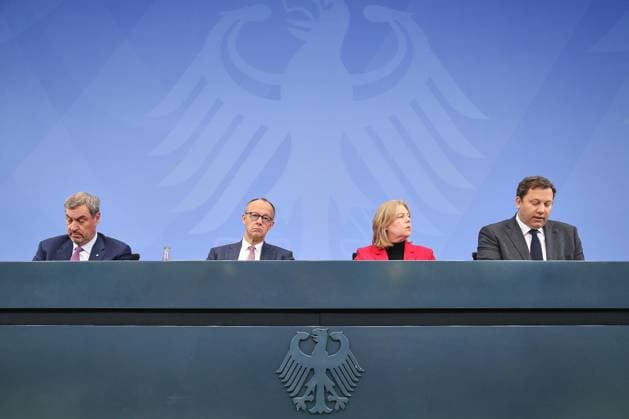 Berlin, Deutschland, 13.04.2026: Bundeskanzleramt: Pressekonferenz nach Koalitionsausschuss: L-R: CSU-Chef Markus Söder, Bundeskanzler Friedrich Merz (CDU), Bundesministerin für Arbeit und Soziales Bärbel Bas (SPD), Bundesminister der Finanzen Lars Klingbeil (SPD) *** Berlin, Germany, 13 04 2026 Federal Chancellery Press conference after coalition committee L R CSU leader Markus Söder, Federal Chancellor Friedrich Merz CDU , Federal Minister of Labor and Social Affairs Bärbel Bas SPD , Federal Minister of Finance Lars Klingbeil SPD Copyright: xdtsxNachrichtenagenturx dts_114801