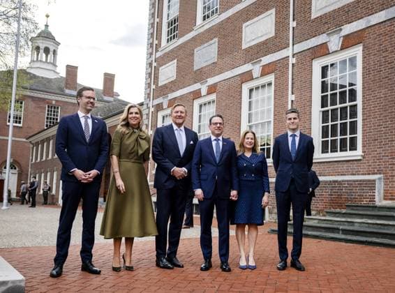 PHILADELPHIA - King Willem-Alexander and Queen Maxima, together with Sjoerd Sjoerdsma (L), Minister of Foreign Trade and Development Cooperation, and Tom Berendsen (R), Minister of Foreign Affairs, are received by the Governor of Pennsylvania, Josh Shapiro, and First Lady Lori Shapiro prior to the start of a visit to Independence Hall. The Royal Couple paid a three-day working visit to Philadelphia, Washington D.C., and Miami in the United States (US). REMKO DE WAAL ANP netherlands out - belgium out  Copyright: xx x555710811x originalFilename: 555710811.jpg