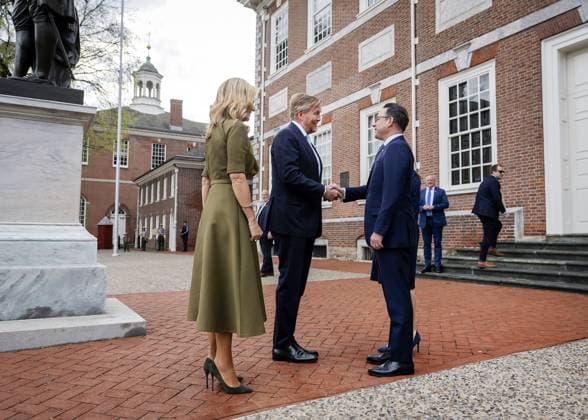 PHILADELPHIA - King Willem-Alexander and Queen Maxima are received by the Governor of Pennsylvania, Josh Shapiro, and First Lady Lori Shapiro prior to the start of a visit to Independence Hall. The royal couple paid a three-day working visit to Philadelphia, Washington D.C., and Miami in the United States (US). REMKO DE WAAL ANP netherlands out - belgium out  Copyright: xx x555711578x originalFilename: 555711578.jpg