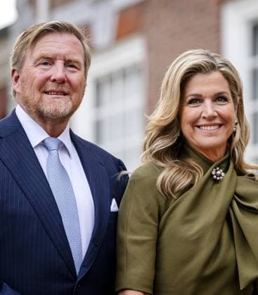 PHILADELPHIA - King Willem-Alexander and Queen Maxima are received by the Governor of Pennsylvania, Josh Shapiro, and First Lady Lori Shapiro prior to the start of a visit to Independence Hall. The royal couple paid a three-day working visit to Philadelphia, Washington D.C., and Miami in the United States (US). REMKO DE WAAL ANP netherlands out - belgium out  Copyright: xx x555711613x originalFilename: 555711613.jpg