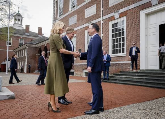 PHILADELPHIA - King Willem-Alexander and Queen Maxima are received by the Governor of Pennsylvania, Josh Shapiro, and First Lady Lori Shapiro prior to the start of a visit to Independence Hall. The royal couple paid a three-day working visit to Philadelphia, Washington D.C., and Miami in the United States (US). REMKO DE WAAL ANP netherlands out - belgium out  Copyright: xx x555711633x originalFilename: 555711633.jpg