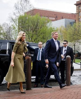 PHILADELPHIA - King Willem-Alexander and Queen Maxima are received by the Governor of Pennsylvania, Josh Shapiro, and First Lady Lori Shapiro prior to the start of a visit to Independence Hall. The royal couple paid a three-day working visit to Philadelphia, Washington D.C., and Miami in the United States (US). REMKO DE WAAL ANP netherlands out - belgium out  Copyright: xx x555711672x originalFilename: 555711672.jpg