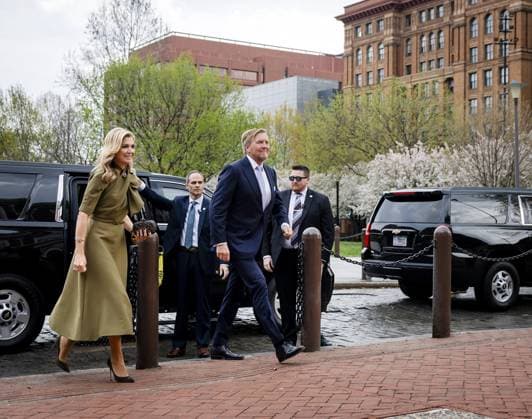 PHILADELPHIA - King Willem-Alexander and Queen Maxima are received by the Governor of Pennsylvania, Josh Shapiro, and First Lady Lori Shapiro prior to the start of a visit to Independence Hall. The royal couple paid a three-day working visit to Philadelphia, Washington D.C., and Miami in the United States (US). REMKO DE WAAL ANP netherlands out - belgium out  Copyright: xx x555711674x originalFilename: 555711674.jpg