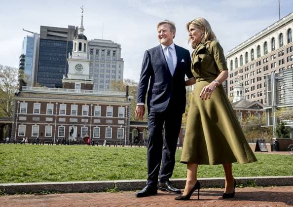 PHILADELPHIA - King Willem-Alexander and Queen Maxima walk past Independence Hall, where the 250th anniversary of the US and the Dutch role in it were commemorated. The royal couple paid a three-day working visit to Philadelphia, Washington D.C., and Miami in the United States (US). REMKO DE WAAL ANP netherlands out - belgium out  Copyright: xx x555717023x originalFilename: 555717023.jpg