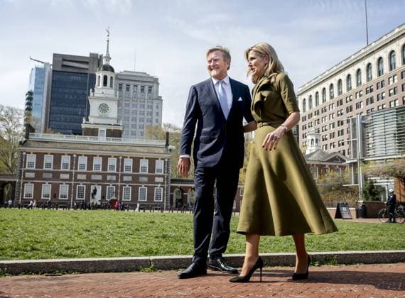 PHILADELPHIA - King Willem-Alexander and Queen Maxima walk past Independence Hall, where the 250th anniversary of the US and the Dutch role in it were commemorated. The royal couple paid a three-day working visit to Philadelphia, Washington D.C., and Miami in the United States (US). REMKO DE WAAL ANP netherlands out - belgium out  Copyright: xx x555717027x originalFilename: 555717027.jpg