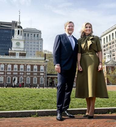 PHILADELPHIA - King Willem-Alexander and Queen Maxima pose in front of Independence Hall, where the 250th anniversary of the US and the Dutch role in it were commemorated. The royal couple paid a three-day working visit to Philadelphia, Washington D.C., and Miami in the United States. REMKO DE WAAL ANP netherlands out - belgium out  Copyright: xx x555717033x originalFilename: 555717033.jpg