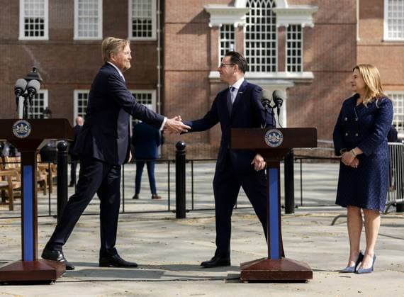 PHILADELPHIA - King Willem-Alexander and the Governor of Pennsylvania, Josh Shapiro, speak to the press during a visit to Independence Hall. The royal couple paid a three-day working visit to Philadelphia, Washington D.C., and Miami in the United States (US). REMKO DE WAAL ANP netherlands out - belgium out  Copyright: xx x555717459x originalFilename: 555717459.jpg