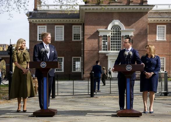 PHILADELPHIA - King Willem-Alexander and the Governor of Pennsylvania, Josh Shapiro, speak to the press during a visit to Independence Hall. The royal couple paid a three-day working visit to Philadelphia, Washington D.C., and Miami in the United States (US). REMKO DE WAAL ANP netherlands out - belgium out  Copyright: xx x555717483x originalFilename: 555717483.jpg