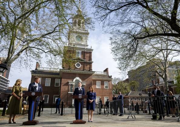 PHILADELPHIA - King Willem-Alexander and the Governor of Pennsylvania, Josh Shapiro, speak to the press during a visit to Independence Hall. The royal couple paid a three-day working visit to Philadelphia, Washington D.C., and Miami in the United States (US). REMKO DE WAAL ANP netherlands out - belgium out  Copyright: xx x555717501x originalFilename: 555717501.jpg