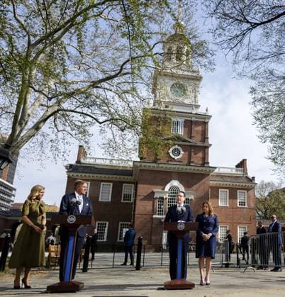 PHILADELPHIA - King Willem-Alexander and the Governor of Pennsylvania, Josh Shapiro, speak to the press during a visit to Independence Hall. The royal couple paid a three-day working visit to Philadelphia, Washington D.C., and Miami in the United States (US). REMKO DE WAAL ANP netherlands out - belgium out  Copyright: xx x555717539x originalFilename: 555717539.jpg