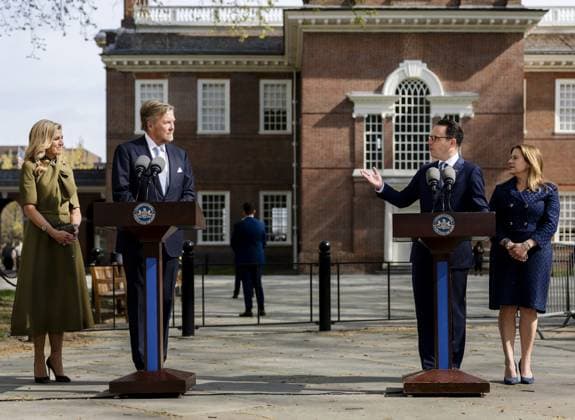 PHILADELPHIA - King Willem-Alexander and the Governor of Pennsylvania, Josh Shapiro, speak to the press during a visit to Independence Hall. The royal couple paid a three-day working visit to Philadelphia, Washington D.C., and Miami in the United States (US). REMKO DE WAAL ANP netherlands out - belgium out  Copyright: xx x555717550x originalFilename: 555717550.jpg
