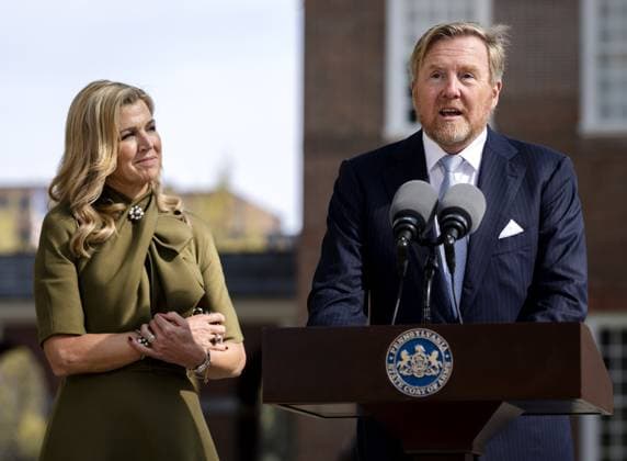 PHILADELPHIA - King Willem-Alexander and the Governor of Pennsylvania, Josh Shapiro, speak to the press during a visit to Independence Hall. The royal couple paid a three-day working visit to Philadelphia, Washington D.C., and Miami in the United States (US). REMKO DE WAAL ANP netherlands out - belgium out  Copyright: xx x555718152x originalFilename: 555718152.jpg