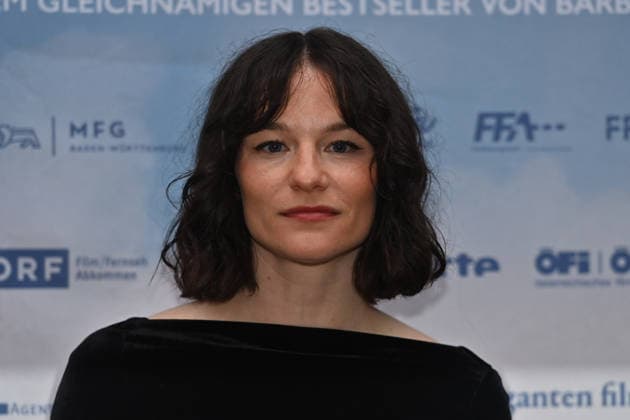 Valerie Pachner actress , single picture,cropped single motif,portrait,portrait,portrait pemiere by VIER MINUS DREI on 13 03420226 in Munich Red Carpet,Red Carpet