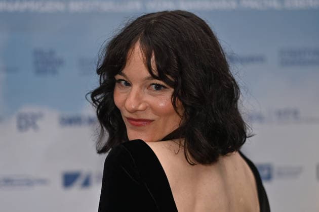 Valerie Pachner actress , single picture,cropped single motif,portrait,portrait,portrait pemiere by VIER MINUS DREI on 13 03420226 in Munich Red Carpet,Red Carpet