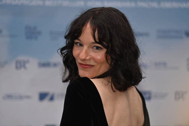Valerie Pachner actress , single picture,cropped single motif,portrait,portrait,portrait pemiere by VIER MINUS DREI on 13 03420226 in Munich Red Carpet,Red Carpet