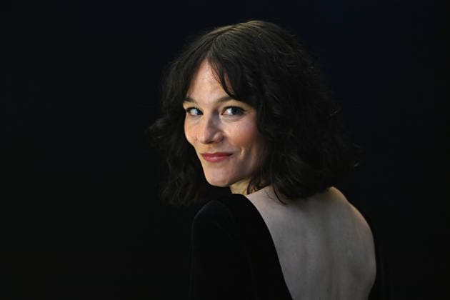 Valerie Pachner actress , single picture,cropped single motif,portrait,portrait,portrait pemiere by VIER MINUS DREI on 13 03420226 in Munich Red Carpet,Red Carpet