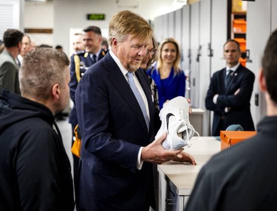 PHILADELPHIA - King Willem-Alexander and Queen Maxima during a visit to the training facility of the American Football club Philadelphia Eagles. The visit was part of the three-day working visit to Philadelphia, Washington DC, and Miami in the United States (US). REMKO DE WAAL POOL ANP netherlands out - belgium out  Copyright: xx x555739806x originalFilename: 555739806.jpg