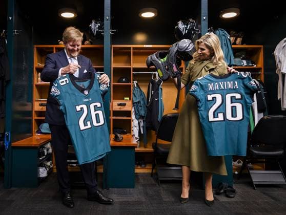 PHILADELPHIA - King Willem-Alexander and Queen Maxima during a visit to the training facility of the American Football club Philadelphia Eagles. The visit was part of the three-day working visit to Philadelphia, Washington DC, and Miami in the United States (US). REMKO DE WAAL POOL ANP netherlands out - belgium out  Copyright: xx x555739815x originalFilename: 555739815.jpg