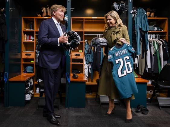 PHILADELPHIA - King Willem-Alexander and Queen Maxima during a visit to the training facility of the American Football club Philadelphia Eagles. The visit was part of the three-day working visit to Philadelphia, Washington DC, and Miami in the United States (US). REMKO DE WAAL POOL ANP netherlands out - belgium out  Copyright: xx x555739828x originalFilename: 555739828.jpg