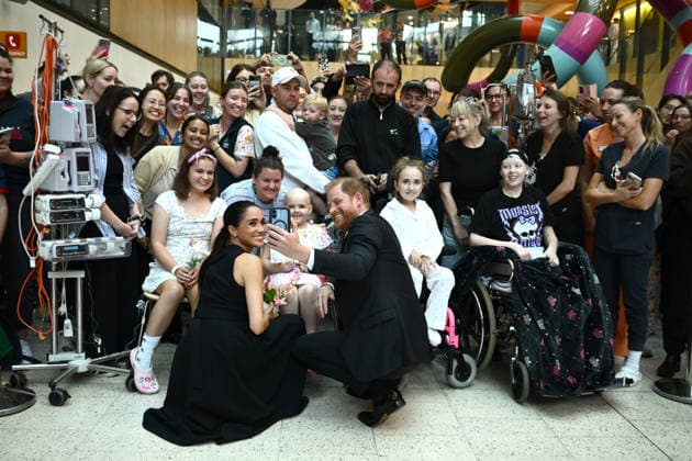 HARRY AND MEGHAN AUSTRALIA VISIT, Prince Harry and Meghan, the Duke and Duchess of Sussex greet children during their visit to the Royal Children™s Hospital in Melbourne, Tuesday, April 14, 2026. ( NO ARCHIVING MELBOURNE VICTORIA AUSTRALIA  Copyright: xJOELxCARRETTx 20260414191056639275