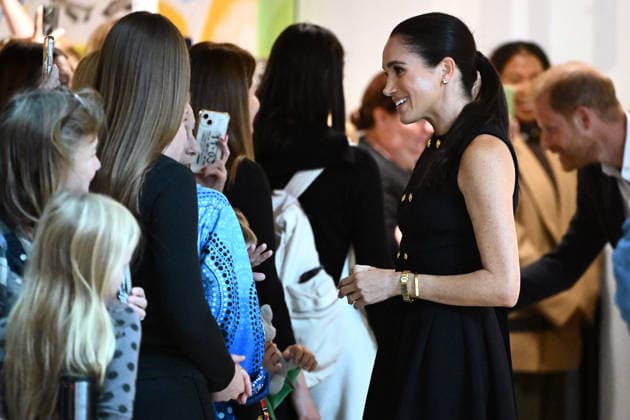 HARRY AND MEGHAN AUSTRALIA VISIT, Prince Harry and Meghan, the Duke and Duchess of Sussex greet children during their visit to the Royal Children™s Hospital in Melbourne, Tuesday, April 14, 2026. ( NO ARCHIVING MELBOURNE VICTORIA AUSTRALIA  Copyright: xJOELxCARRETTx 20260414125190485307