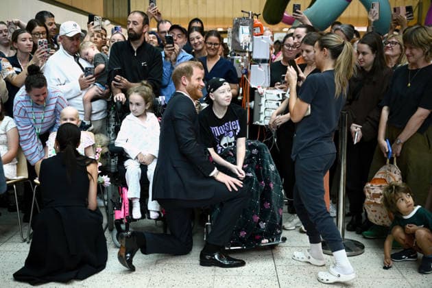 HARRY AND MEGHAN AUSTRALIA VISIT, Prince Harry and Meghan, the Duke and Duchess of Sussex greet children during their visit to the Royal Children™s Hospital in Melbourne, Tuesday, April 14, 2026. ( NO ARCHIVING MELBOURNE VICTORIA AUSTRALIA  Copyright: xJOELxCARRETTx 20260414190258417031