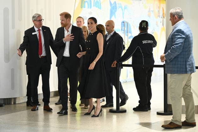 HARRY AND MEGHAN AUSTRALIA VISIT, Prince Harry and Meghan, the Duke and Duchess of Sussex arrive to greet children during their visit to the Royal Children™s Hospital in Melbourne, Tuesday, April 14, 2026. ( NO ARCHIVING MELBOURNE VICTORIA AUSTRALIA  Copyright: xJOELxCARRETTx 20260414190660365559